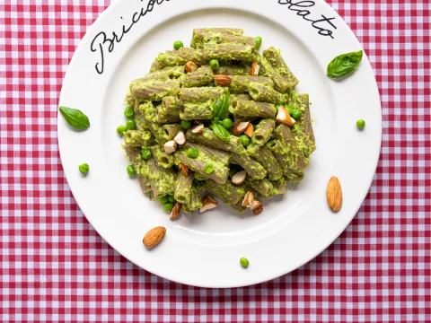 Pasta al pesto di piselli e mandorle