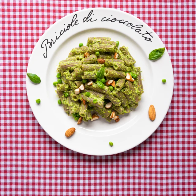 Pasta al pesto di piselli e mandorle