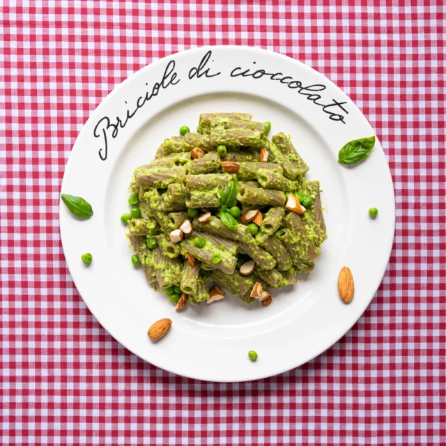 Pasta al pesto di piselli e mandorle