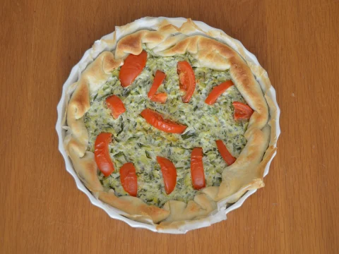 Torta salata con salsa verde, zucchine, pomodorini e ricotta