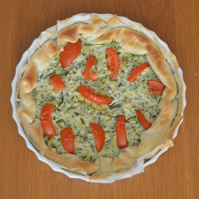 Torta salata con salsa verde, zucchine, pomodorini e ricotta